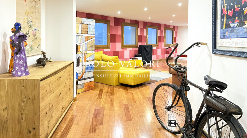 Rif. B482 (per info 338 9387816 Matteo)

Proponiamo in vendita una villa elegante, caratterizzata...