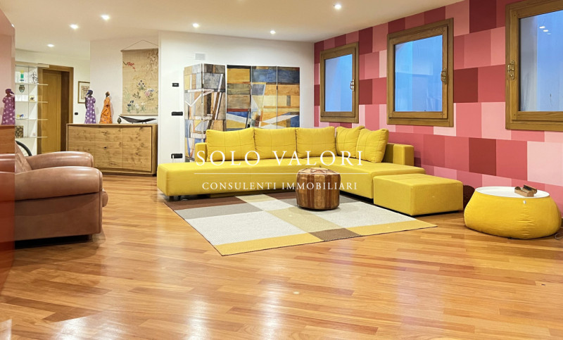 Rif. B482 (per info 338 9387816 Matteo)

Proponiamo in vendita una villa elegante, caratterizzata...