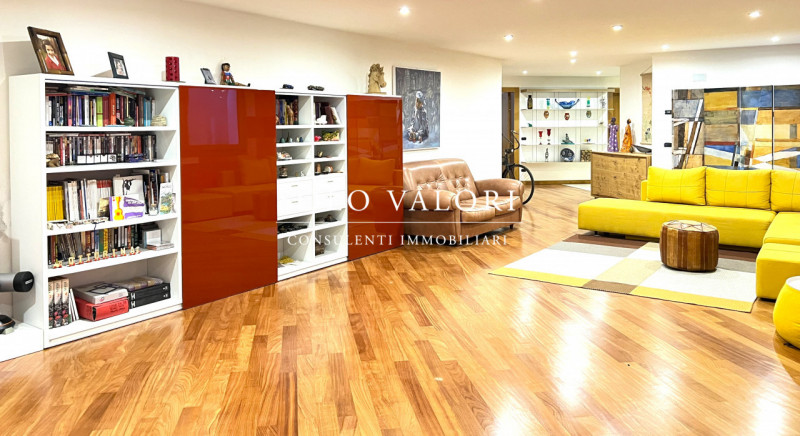 Rif. B482 (per info 338 9387816 Matteo)

Proponiamo in vendita una villa elegante, caratterizzata...