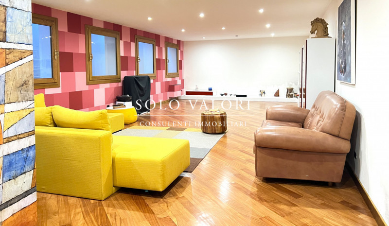 Rif. B482 (per info 338 9387816 Matteo)

Proponiamo in vendita una villa elegante, caratterizzata...