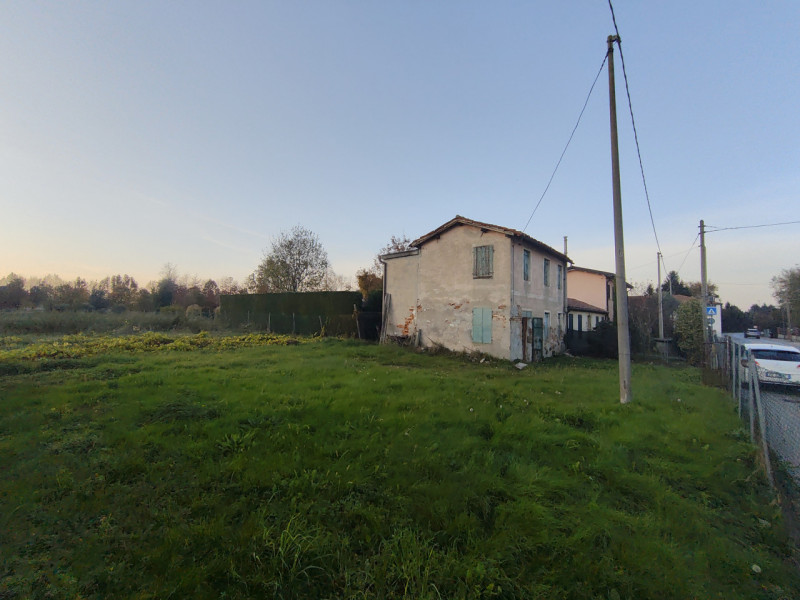 A San Biagio di Teolo, in zona Ponte Rialto, proponiamo una porzione di testa di casa a schiera c...