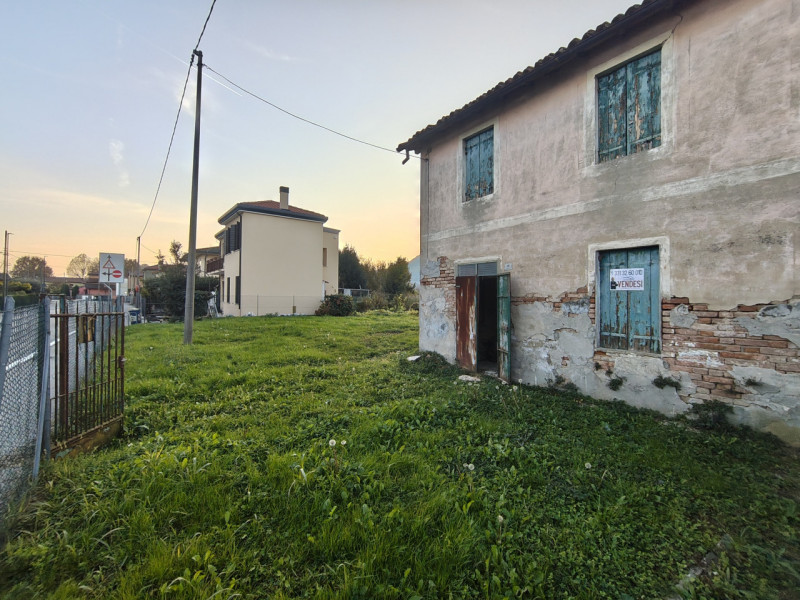 A San Biagio di Teolo, in zona Ponte Rialto, proponiamo una porzione di testa di casa a schiera c...