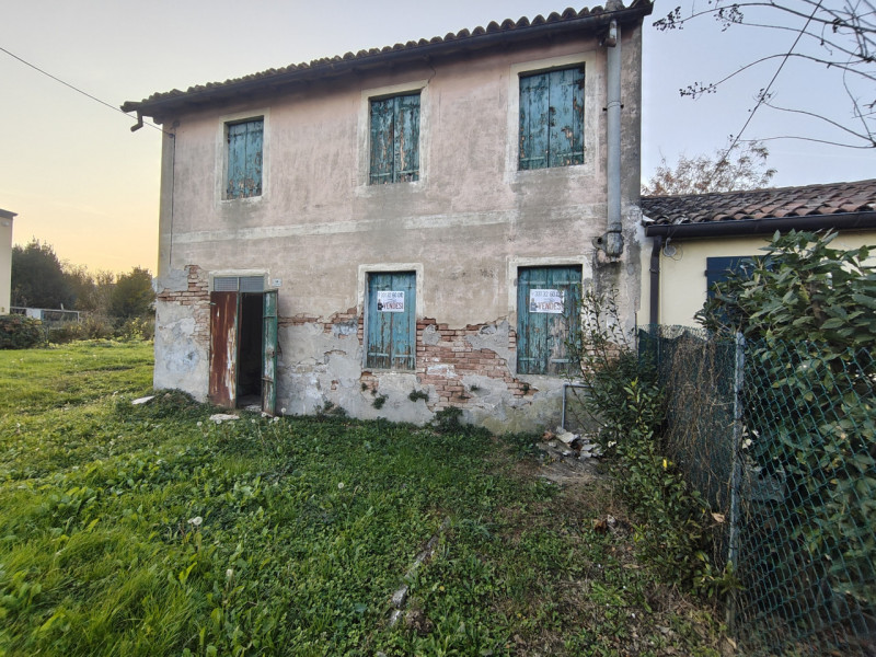 A San Biagio di Teolo, in zona Ponte Rialto, proponiamo una porzione di testa di casa a schiera c...