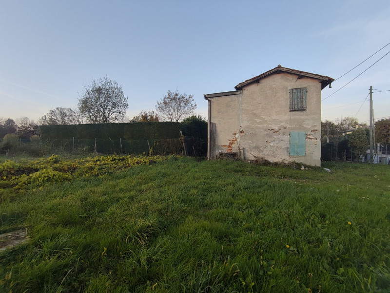 A San Biagio di Teolo, in zona Ponte Rialto, proponiamo una porzione di testa di casa a schiera c...