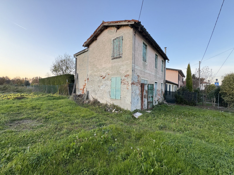 A San Biagio di Teolo, in zona Ponte Rialto, proponiamo una porzione di testa di casa a schiera c...