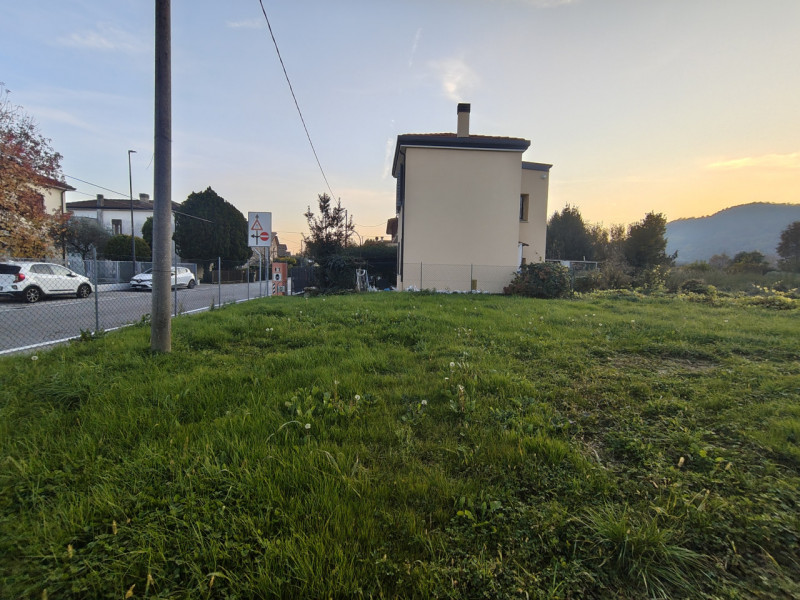 A San Biagio di Teolo, in zona Ponte Rialto, proponiamo una porzione di testa di casa a schiera c...