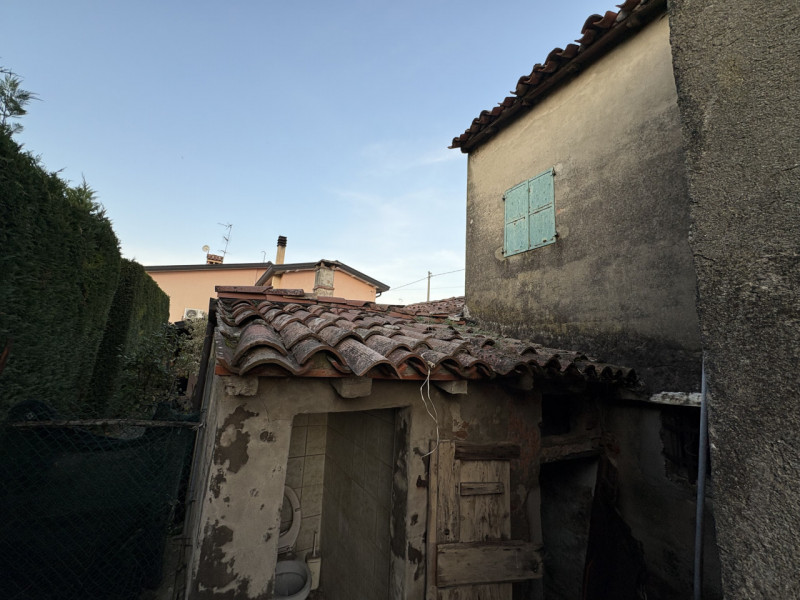 A San Biagio di Teolo, in zona Ponte Rialto, proponiamo una porzione di testa di casa a schiera c...