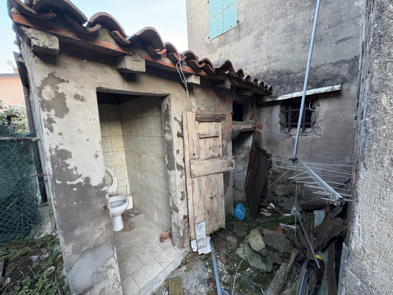 A San Biagio di Teolo, in zona Ponte Rialto, proponiamo una porzione di testa di casa a schiera c...