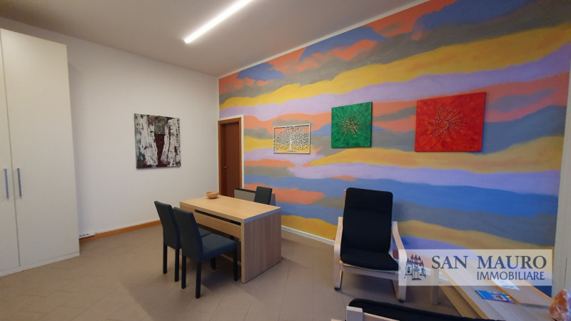 MONTICELLO CONTE OTTO: In pieno centro, lungo la servitissima Via Nicolosi e circondato da altre ...