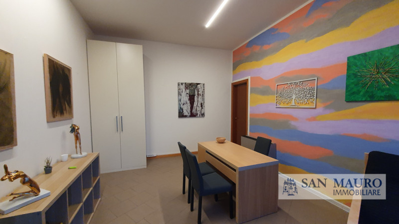 MONTICELLO CONTE OTTO: In pieno centro, lungo la servitissima Via Nicolosi e circondato da altre ...