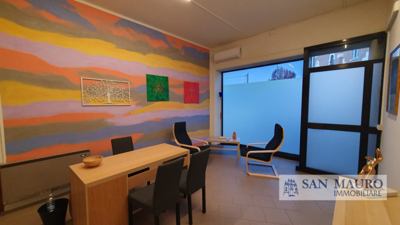 MONTICELLO CONTE OTTO: In pieno centro, lungo la servitissima Via Nicolosi e circondato da altre ...