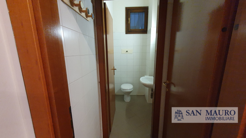 MONTICELLO CONTE OTTO: In pieno centro, lungo la servitissima Via Nicolosi e circondato da altre ...