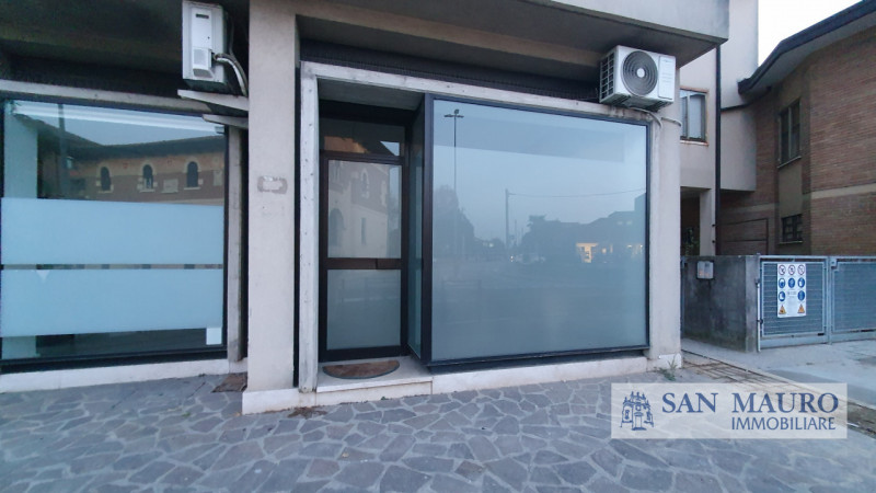 MONTICELLO CONTE OTTO: In pieno centro, lungo la servitissima Via Nicolosi e circondato da altre ...