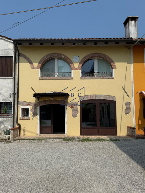 ZENSON DI PIAVE - (TV)
Proponiamo in vendita una casa a schiera centrale di 125 mq con annesso ma...