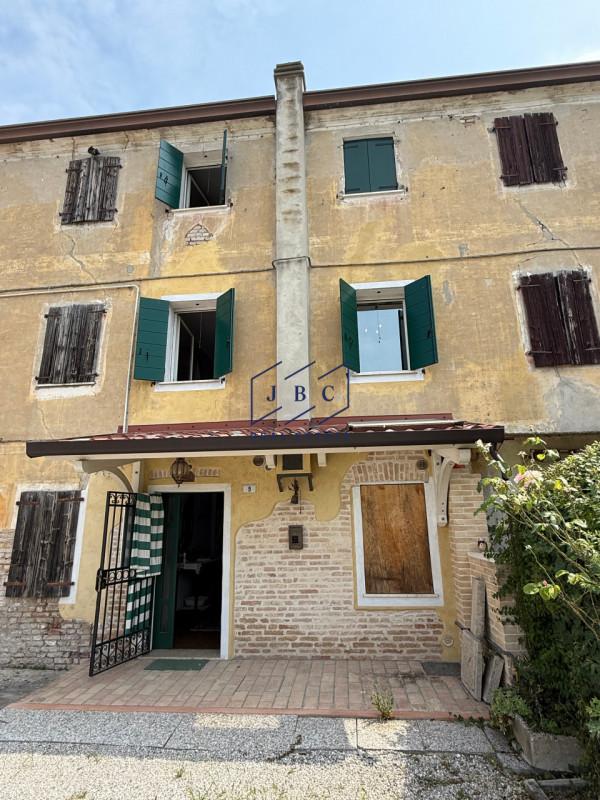 ZENSON DI PIAVE - (TV)
Proponiamo in vendita una casa a schiera centrale di 125 mq con annesso ma...