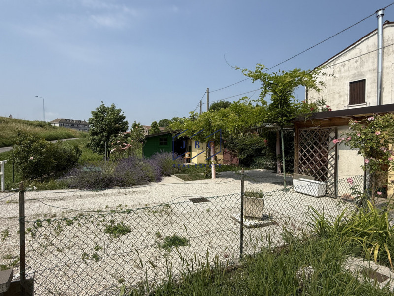 ZENSON DI PIAVE - (TV)
Proponiamo in vendita una casa a schiera centrale di 125 mq con annesso ma...