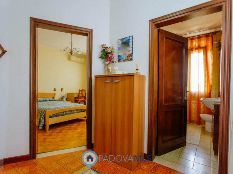 Immobile in esclusiva al Gruppo Padova MLS
Vendesi abitazione singola con ampio giardino in comun...