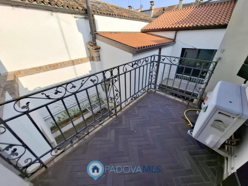 Immobile in esclusiva al Gruppo Padova MLS
Vendesi abitazione singola con ampio giardino in comun...