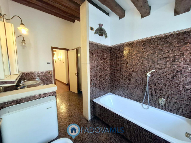 Immobile in esclusiva al Gruppo Padova MLS
Vendesi abitazione singola con ampio giardino in comun...