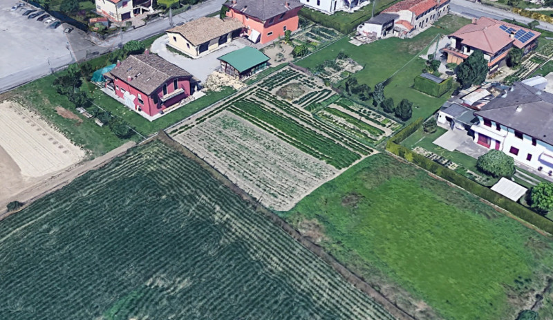 Nella zona di Casone, località a cavallo tra i comuni di Legnaro e Saonara, comodi ad autostrada,...