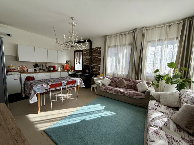 COMPOSIZIONE:
Abitazione a schiera, località Schiavonia, composta da ingresso, luminoso soggiorno...