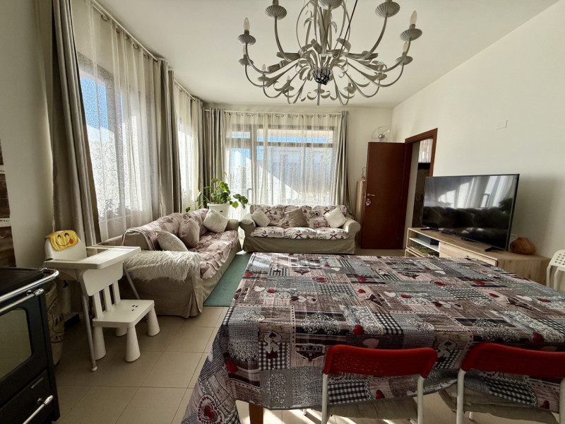 COMPOSIZIONE:
Abitazione a schiera, località Schiavonia, composta da ingresso, luminoso soggiorno...