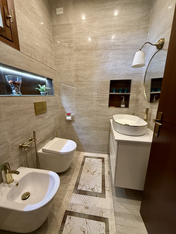 COMPOSIZIONE:
Abitazione a schiera, località Schiavonia, composta da ingresso, luminoso soggiorno...