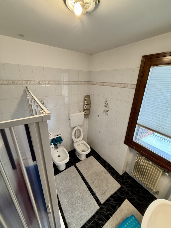 COMPOSIZIONE:
Abitazione a schiera, località Schiavonia, composta da ingresso, luminoso soggiorno...