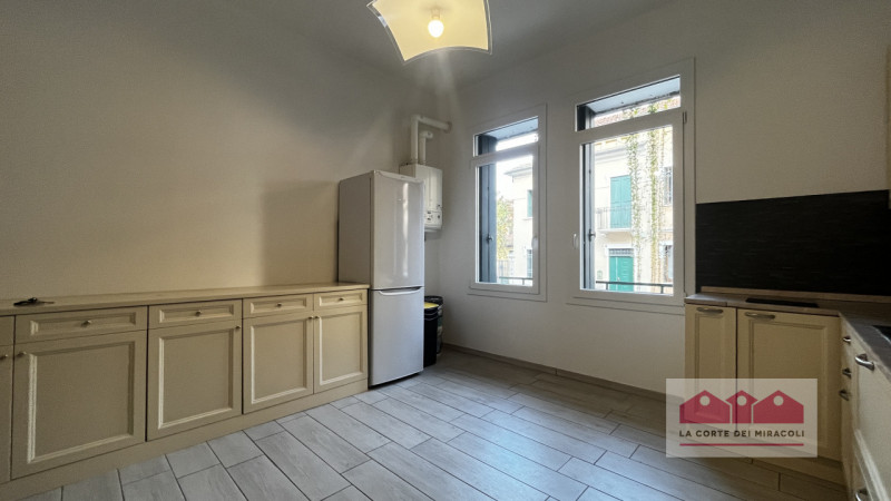 ZONA SAN BORTOLO: BILOCALE ARREDATO IN POSIZIONE COMODA AL CENTRO. COMPOSTO DA SOGGIORNO CON ANGO...