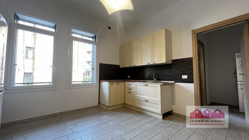 ZONA SAN BORTOLO: BILOCALE ARREDATO IN POSIZIONE COMODA AL CENTRO. COMPOSTO DA SOGGIORNO CON ANGO...