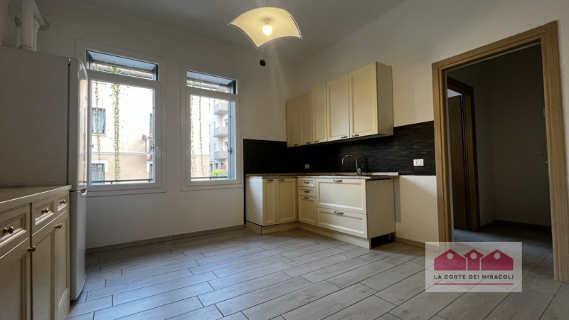 ZONA SAN BORTOLO: BILOCALE ARREDATO IN POSIZIONE COMODA AL CENTRO. COMPOSTO DA SOGGIORNO CON ANGO...