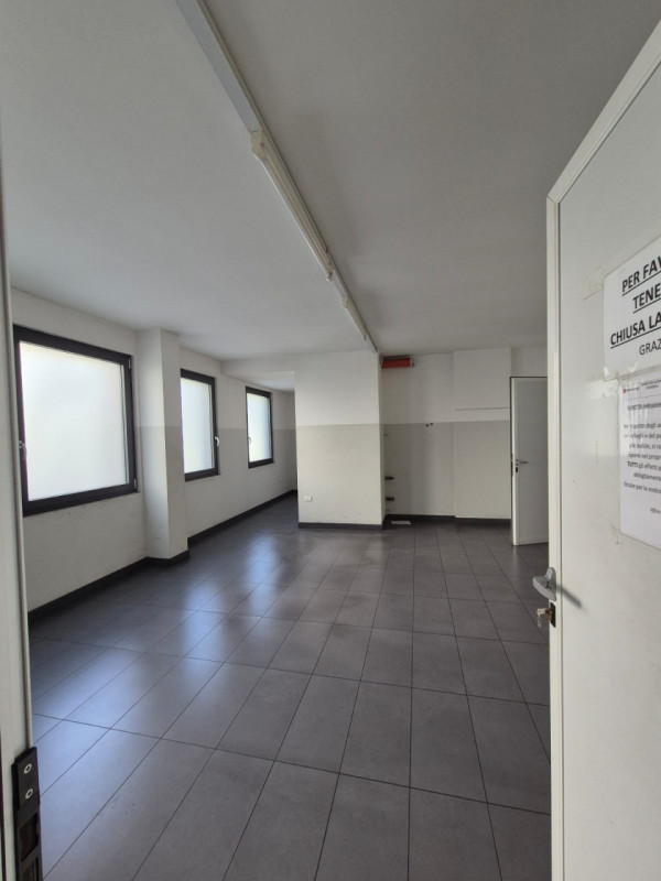 CAPANNONE INDUSTRIALE DI 2.000 MQ IN VENDITA A VELO D'ASTICO - Rif. 8314

Proponiamo in vendita u...