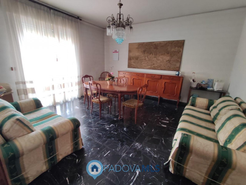 Immobile in esclusiva al Gruppo Padova MLS
Proponiamo in vendita un immobile residenziale di circ...