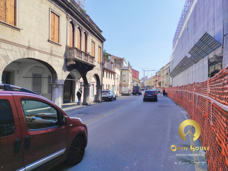 OPEN HOUSE by Franco Savegnago presenta l'affitto dell'attività ed arredamento per attività di Ba...