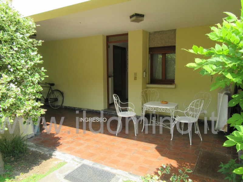 In centro alla Sacra Famiglia, comoda a tutti i servizi, villa singola degli anni '70 con giardin...