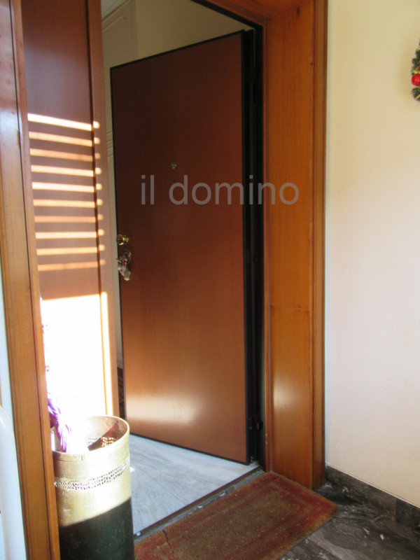 In centro alla Sacra Famiglia, comoda a tutti i servizi, villa singola degli anni '70 con giardin...