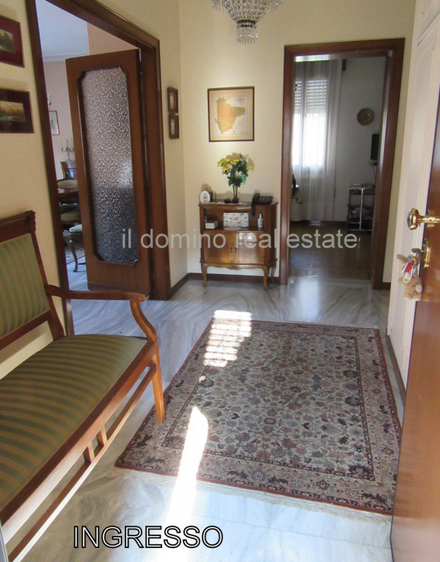 In centro alla Sacra Famiglia, comoda a tutti i servizi, villa singola degli anni '70 con giardin...