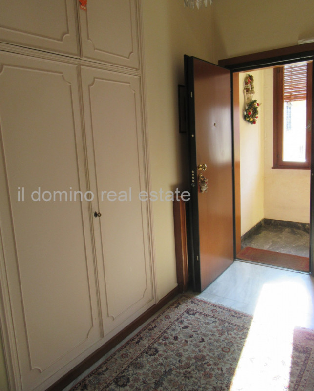 In centro alla Sacra Famiglia, comoda a tutti i servizi, villa singola degli anni '70 con giardin...