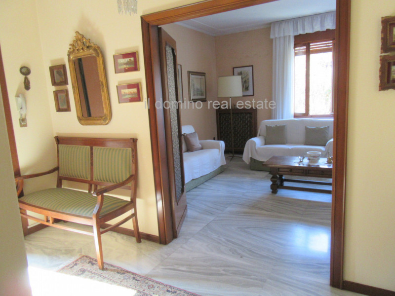 In centro alla Sacra Famiglia, comoda a tutti i servizi, villa singola degli anni '70 con giardin...