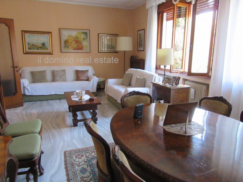 In centro alla Sacra Famiglia, comoda a tutti i servizi, villa singola degli anni '70 con giardin...