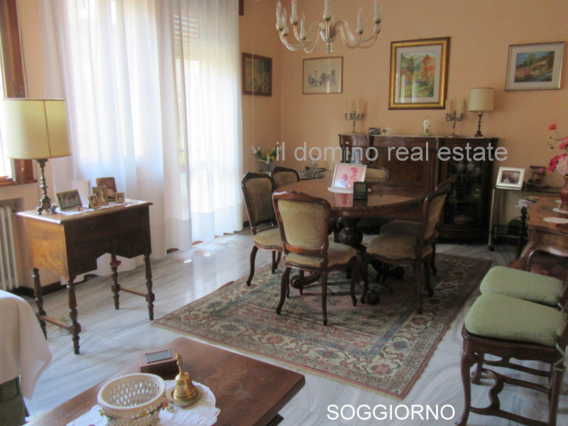 In centro alla Sacra Famiglia, comoda a tutti i servizi, villa singola degli anni '70 con giardin...