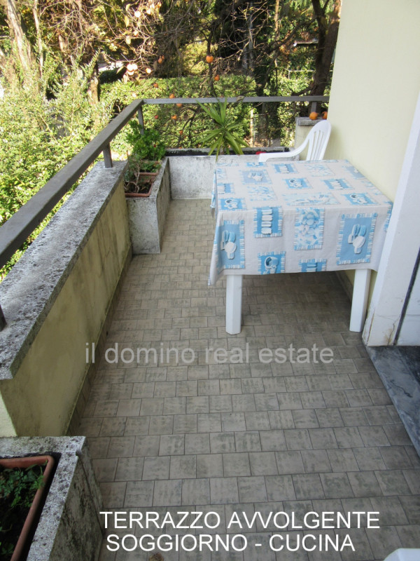 In centro alla Sacra Famiglia, comoda a tutti i servizi, villa singola degli anni '70 con giardin...