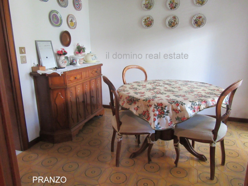 In centro alla Sacra Famiglia, comoda a tutti i servizi, villa singola degli anni '70 con giardin...