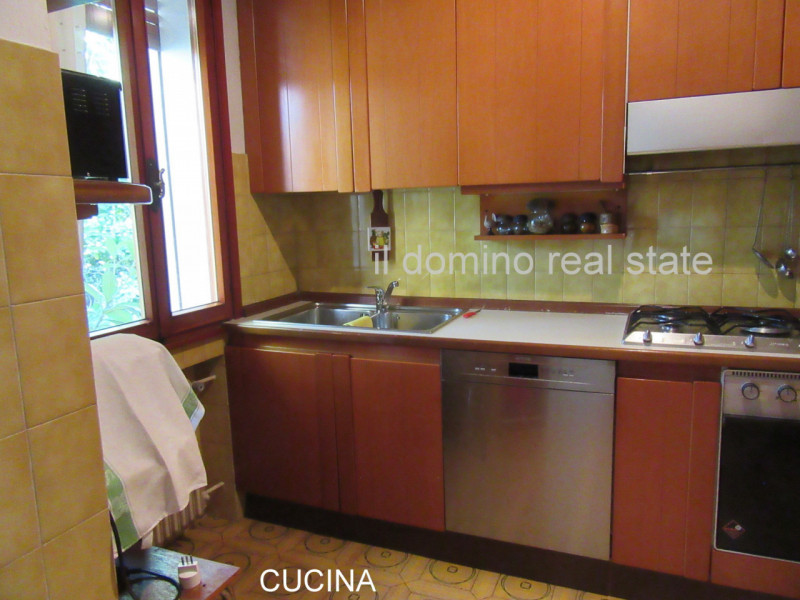 In centro alla Sacra Famiglia, comoda a tutti i servizi, villa singola degli anni '70 con giardin...