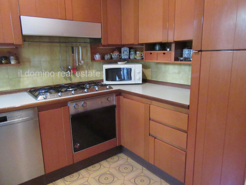 In centro alla Sacra Famiglia, comoda a tutti i servizi, villa singola degli anni '70 con giardin...