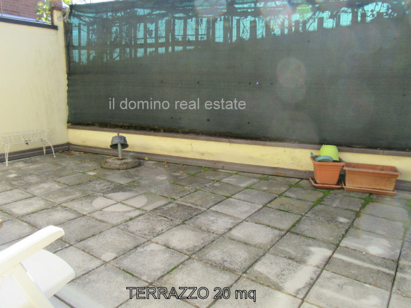 In centro alla Sacra Famiglia, comoda a tutti i servizi, villa singola degli anni '70 con giardin...