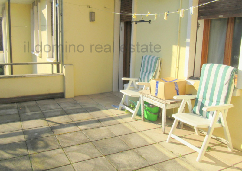 In centro alla Sacra Famiglia, comoda a tutti i servizi, villa singola degli anni '70 con giardin...