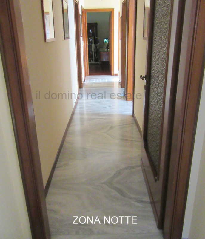 In centro alla Sacra Famiglia, comoda a tutti i servizi, villa singola degli anni '70 con giardin...