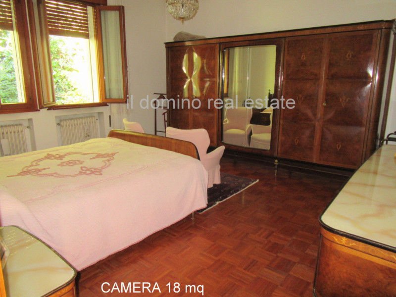 In centro alla Sacra Famiglia, comoda a tutti i servizi, villa singola degli anni '70 con giardin...