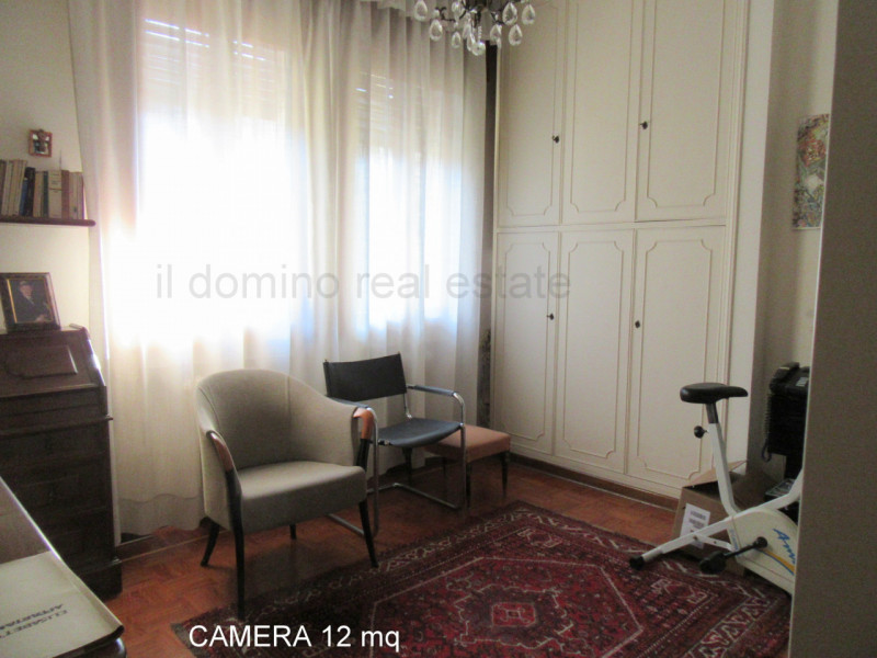 In centro alla Sacra Famiglia, comoda a tutti i servizi, villa singola degli anni '70 con giardin...